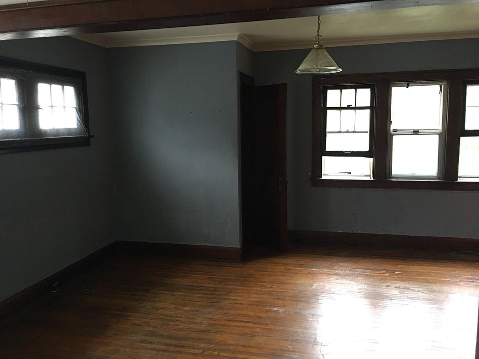 Living room (now freshly painted white)