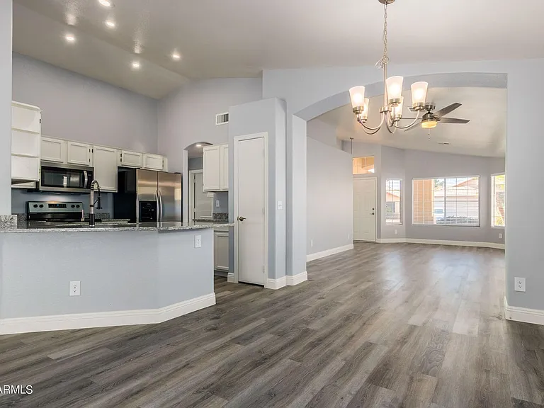 109 W Helena Dr — Photo 1