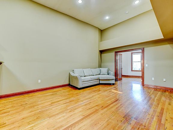 5th image of 243 Pearsall Ave APT 3R