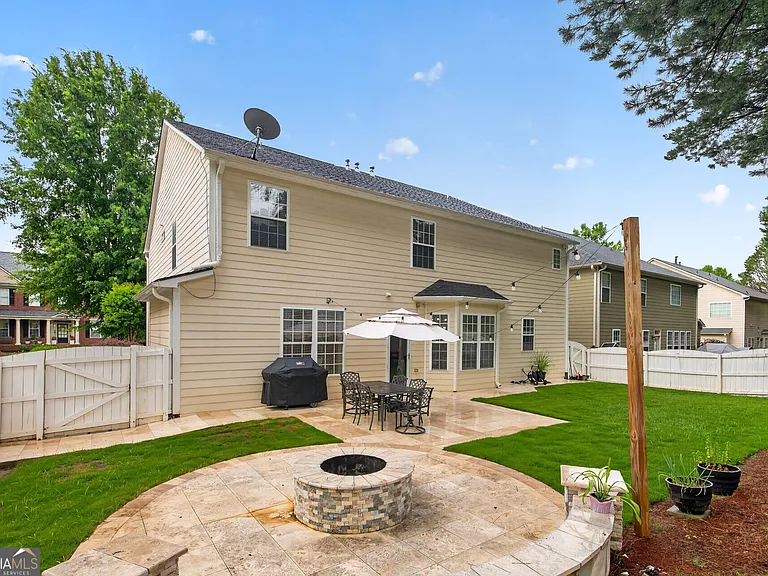 323 Revolution Dr — Photo 2