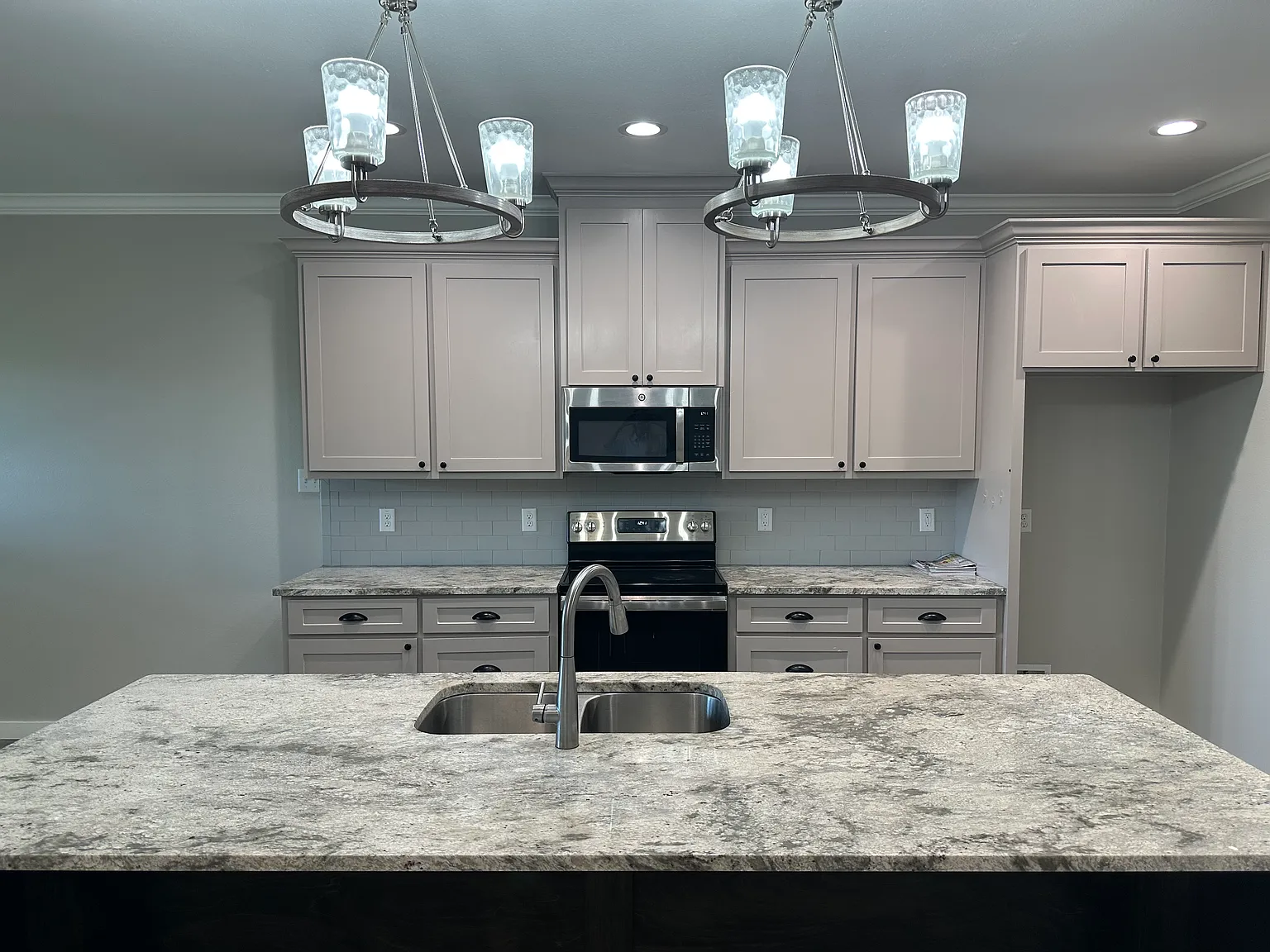 3 bed, 1950 sqft, $2,395 — Photo 4