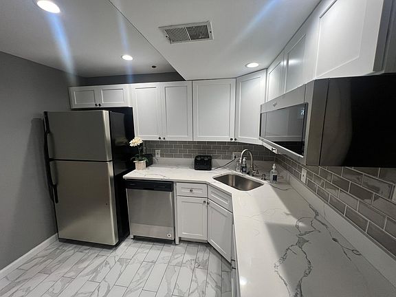 Basement Kitchenette with Fridge, Dishwasher and Microwave Oven