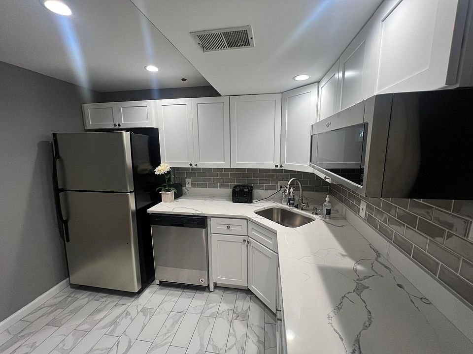 Basement Kitchenette with Fridge, Dishwasher and Microwave Oven