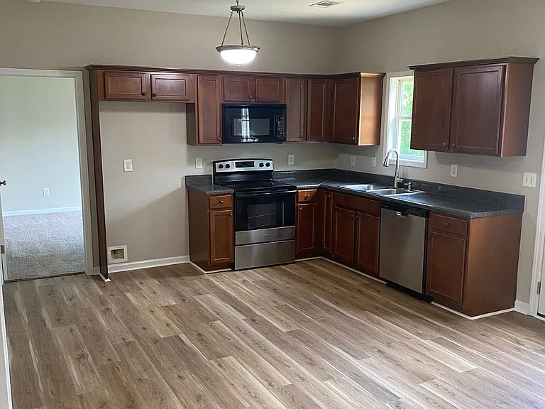 65 Oakbrook Dr — Photo 3