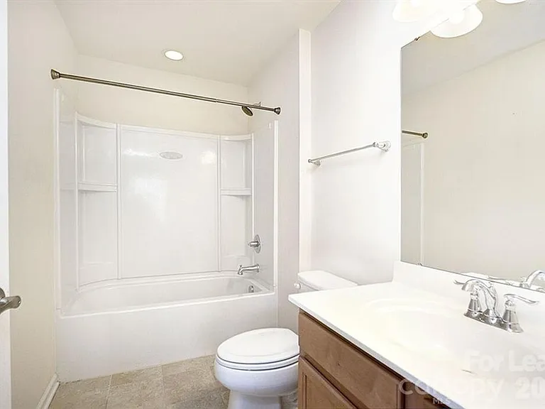 2704 Silverthorn Dr — Photo 15