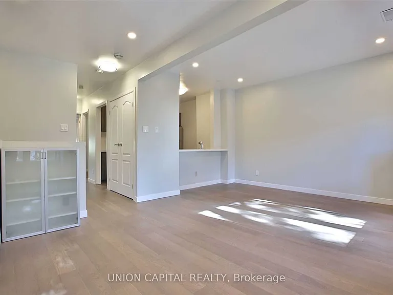 366 Balliol St #UPPER — Photo 2