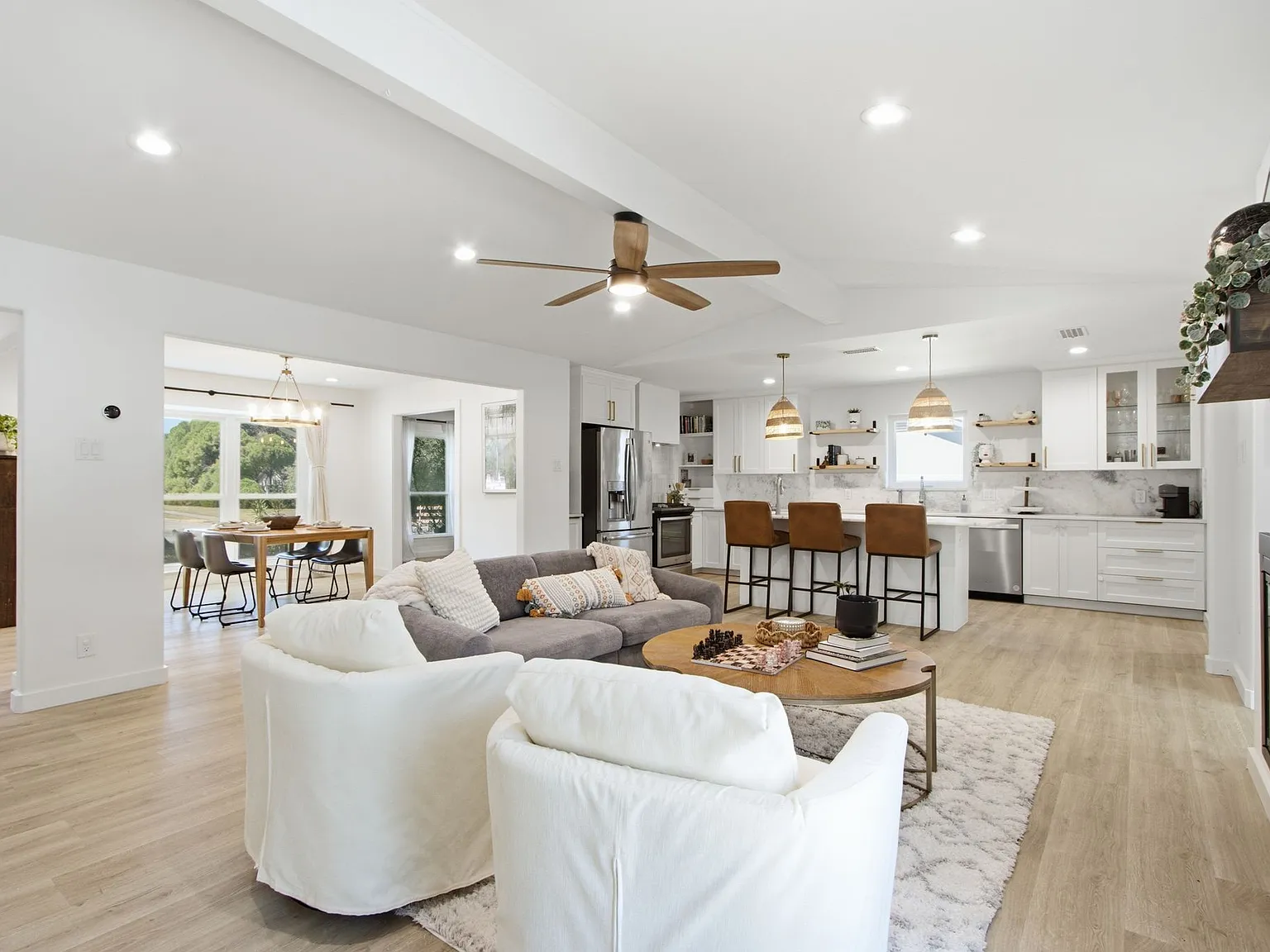 4 bed, 2.5 bath, 2702 sqft, $5,500 — Photo 3