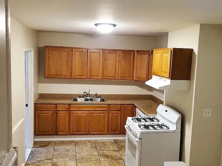2 bed, 500 sqft, $1,050 — Photo 3