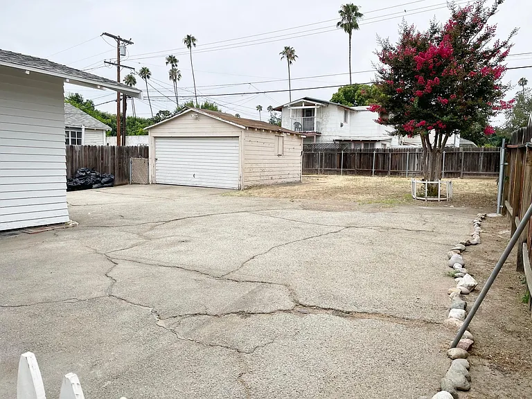 155 S Grand Oaks Ave — Photo 7