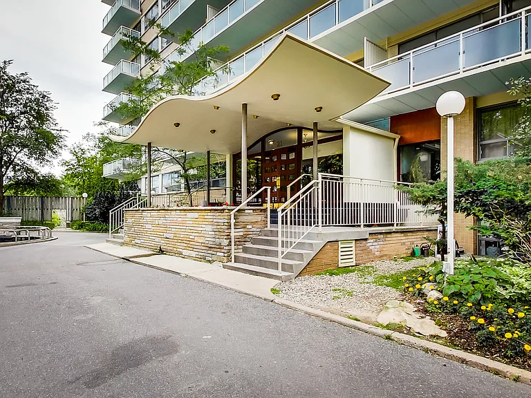 23 Lascelles Blvd — Photo 36