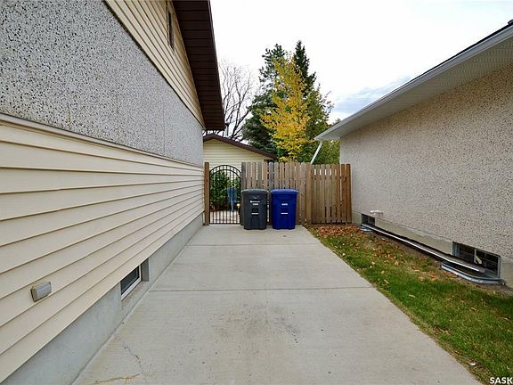 4th image of 32 Stewart Ave