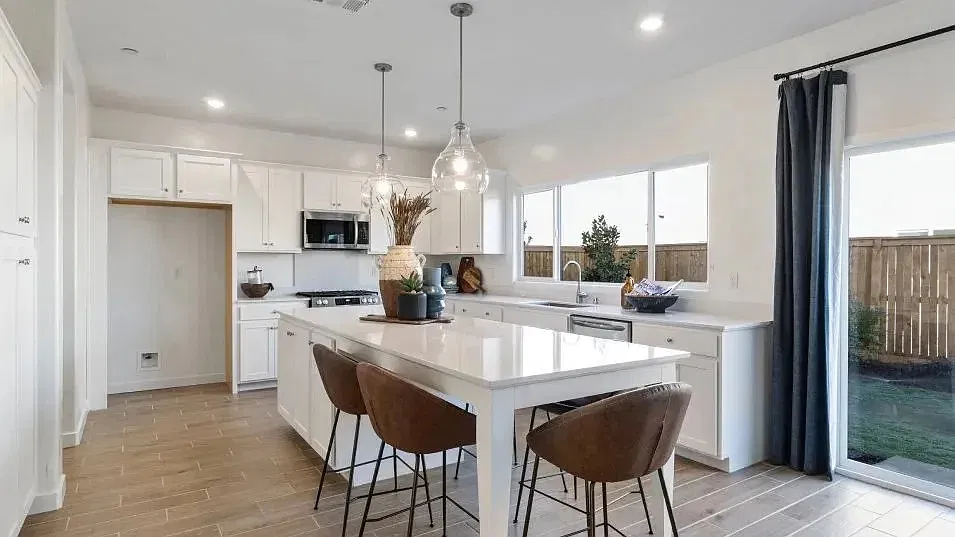 4 bed, 2.5 bath, 2240 sqft, $2,950 — Photo 3