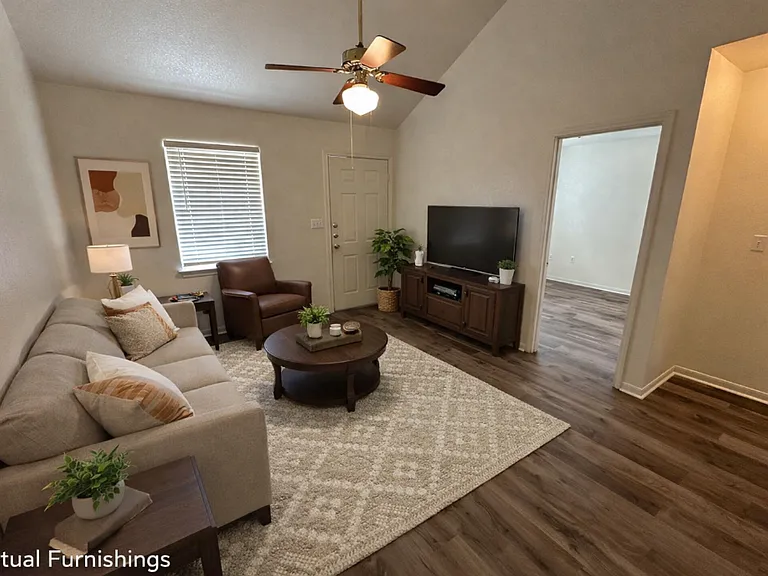 204 W Avenue F — Photo 2