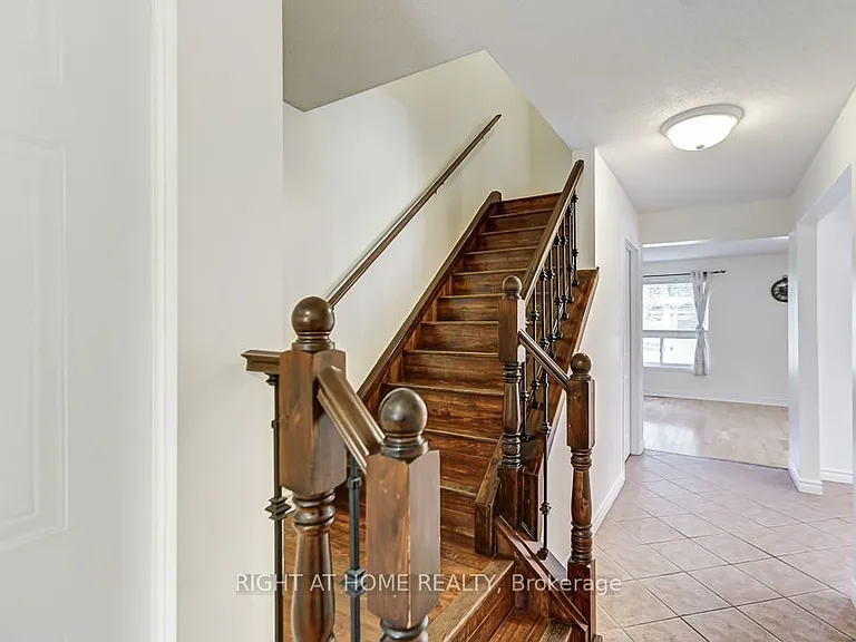 402 Lausanne Cres — Photo 16