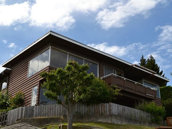Sweet 1959 home featuring large picture windows and delightful views to Seattle city skyline, Elliott Bay & Mount Rainier. It seems that you may be looking down on the Space Needle from high on this Magnolia Ridge.