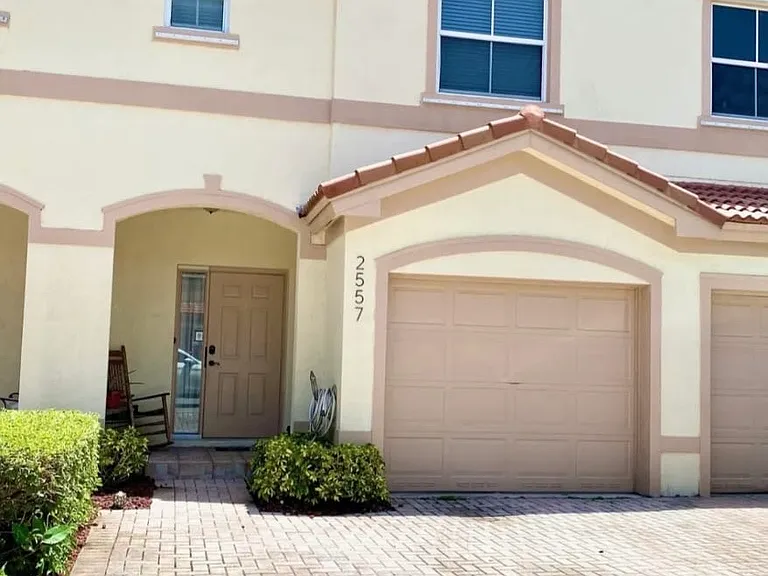 2557 Riverside Dr — Photo 1