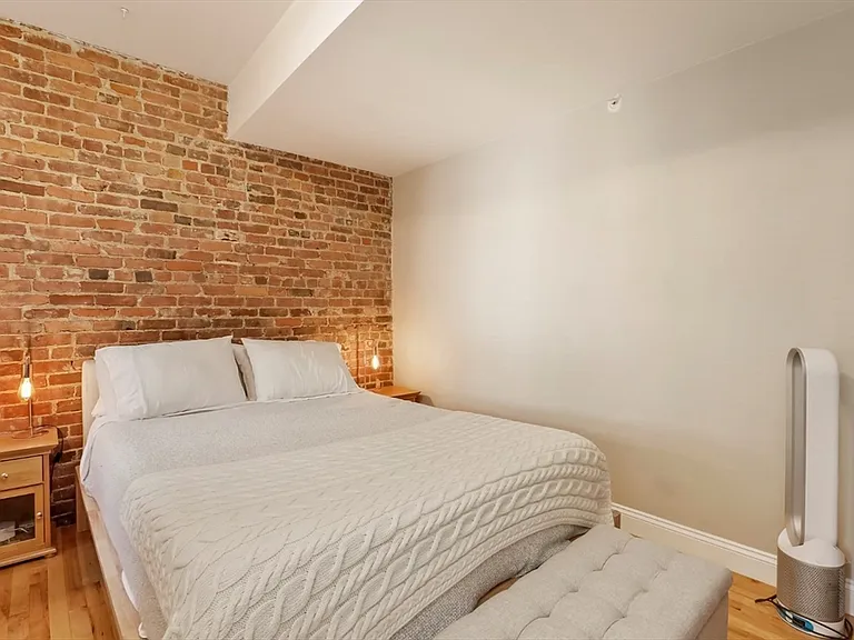 454 Hanover St #4 — Photo 16