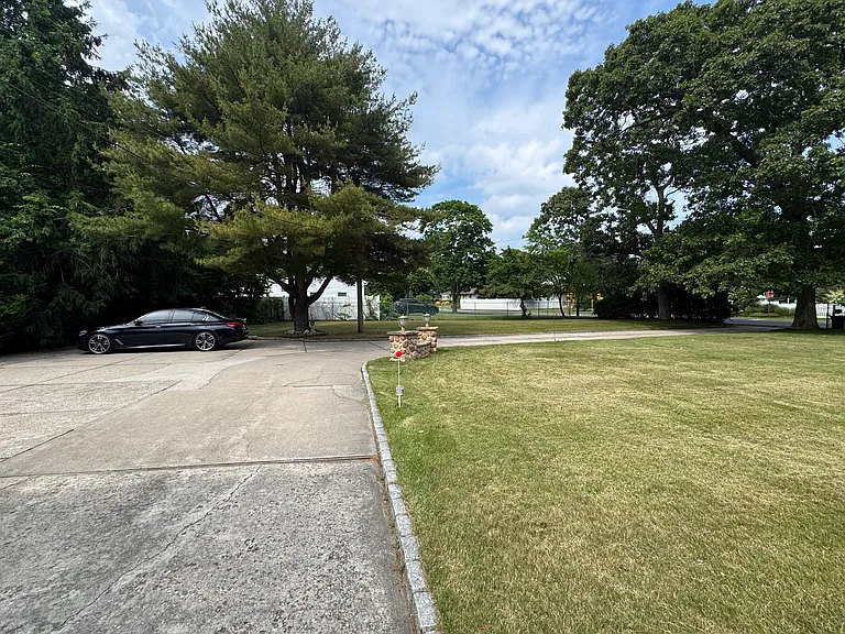 Locust Ave — Photo 15