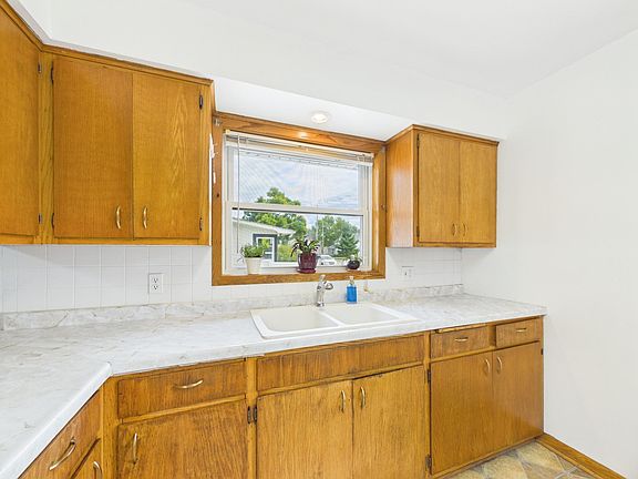 4th image of 205 3rd St SE