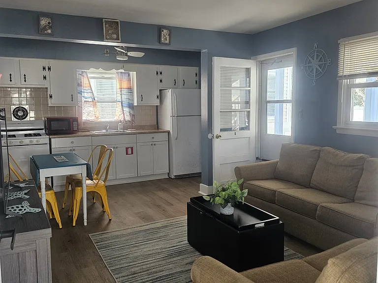 136 W Morning Glory Rd #B — Photo 1