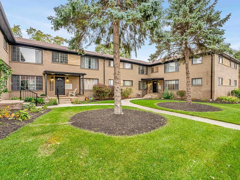 2101 E Maple Rd — Photo 13