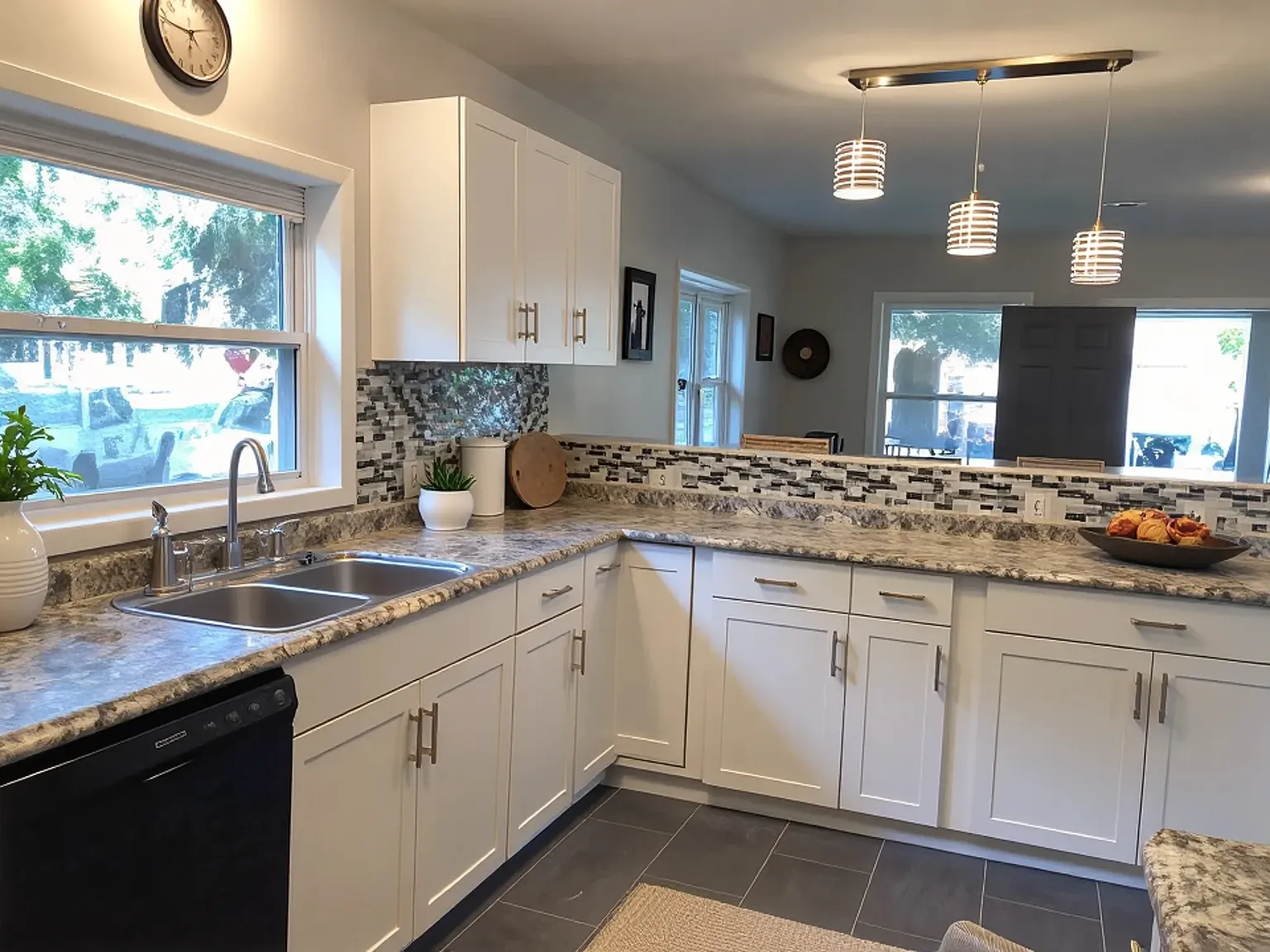 6 bed, 2160 sqft, $2,370 — Photo 3