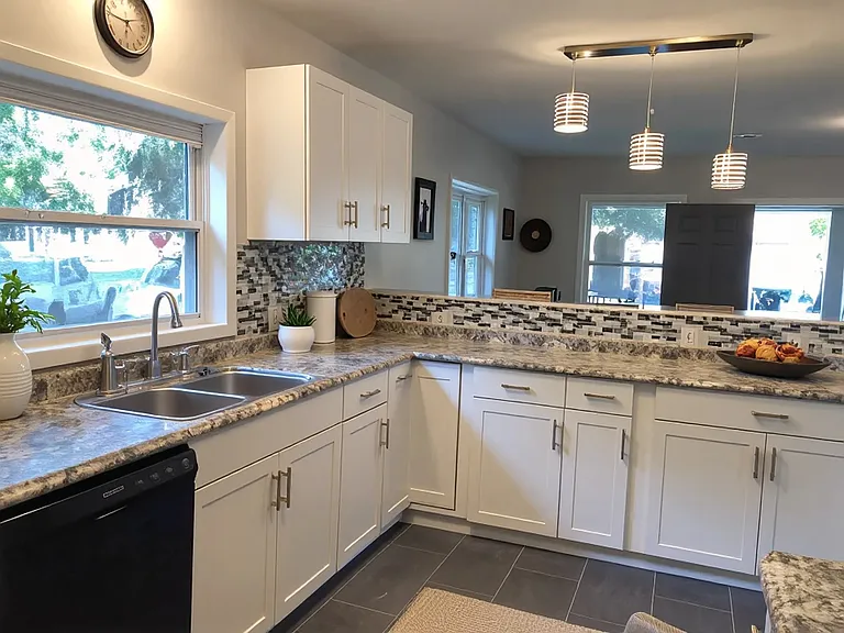 422 S Talley Ave — Photo 3