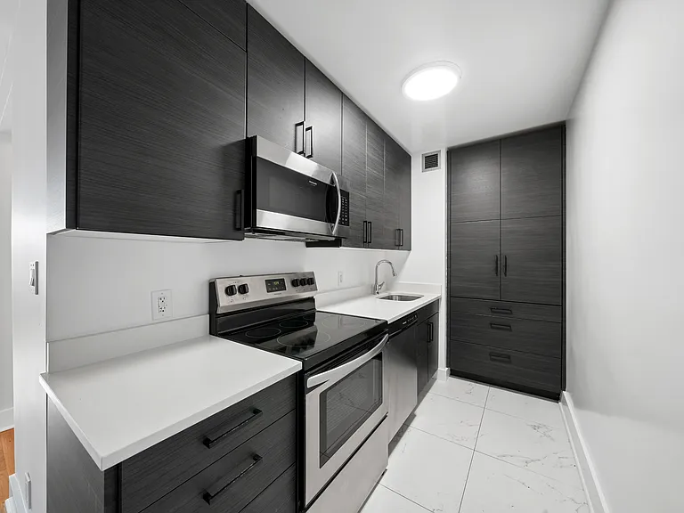 2160 Matthews Ave #7W — Photo 2