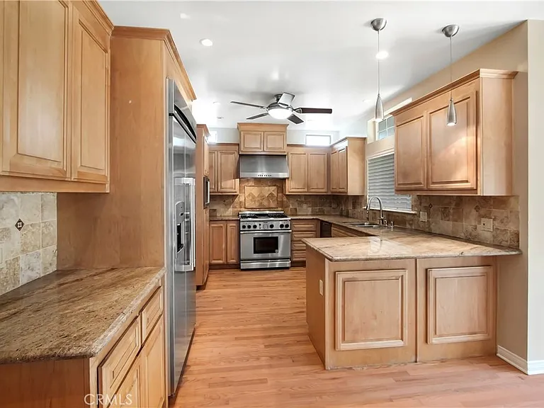 165 S Roosevelt Ave — Photo 10