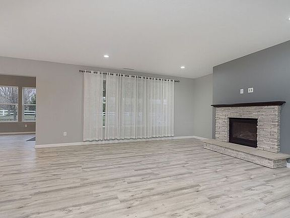 4th image of 15737 Monson Dr