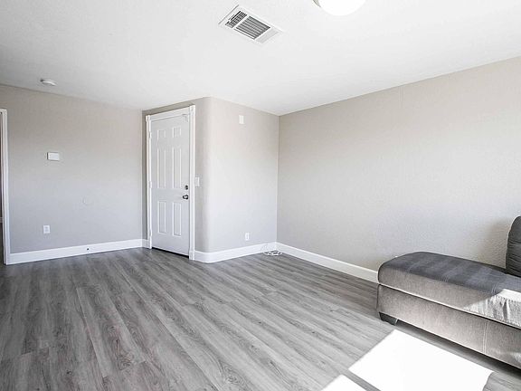 4th image of 706 Dike Ln #B