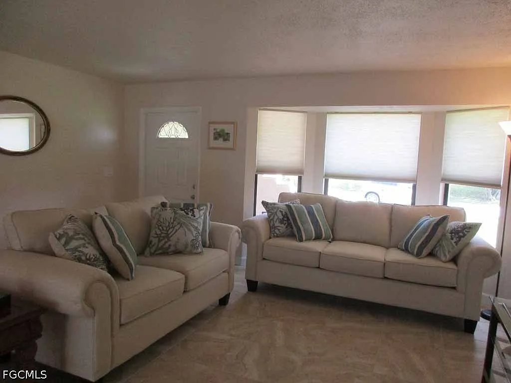 3 bed, 2.0 bath, 1338 sqft, $4,900 — Photo 3