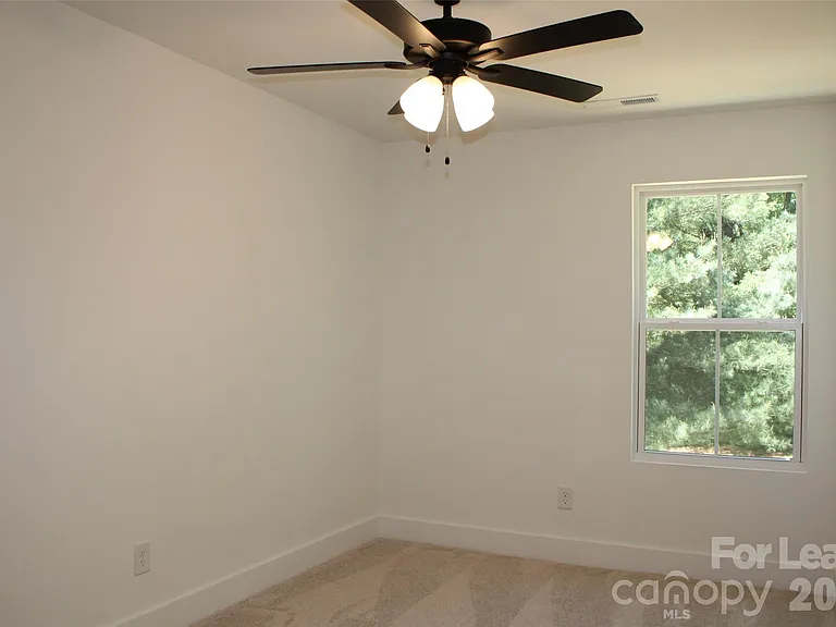 562 W Park Ave #B — Photo 14