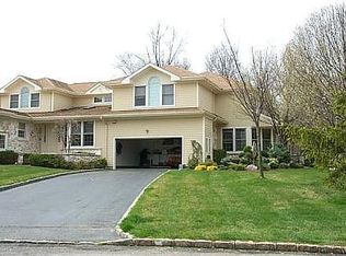 216 Augusta Ct, Roslyn, NY 11576