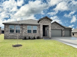 1081 Pebble Dr, Prairie Grove, AR 72753