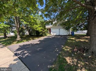 2622 Woodsview Dr, Bensalem, PA 19020