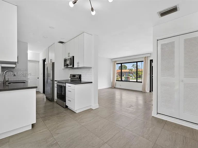 680 W 50th Pl — Photo 10