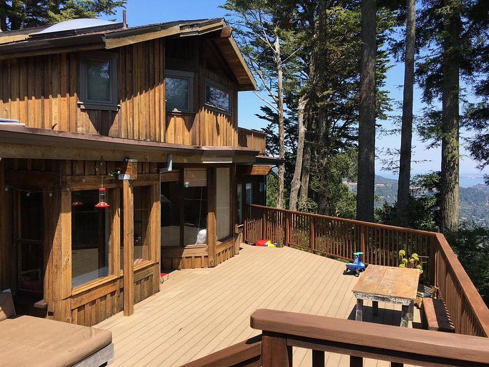 Giant deck overlooking the Bay with inside-outside living