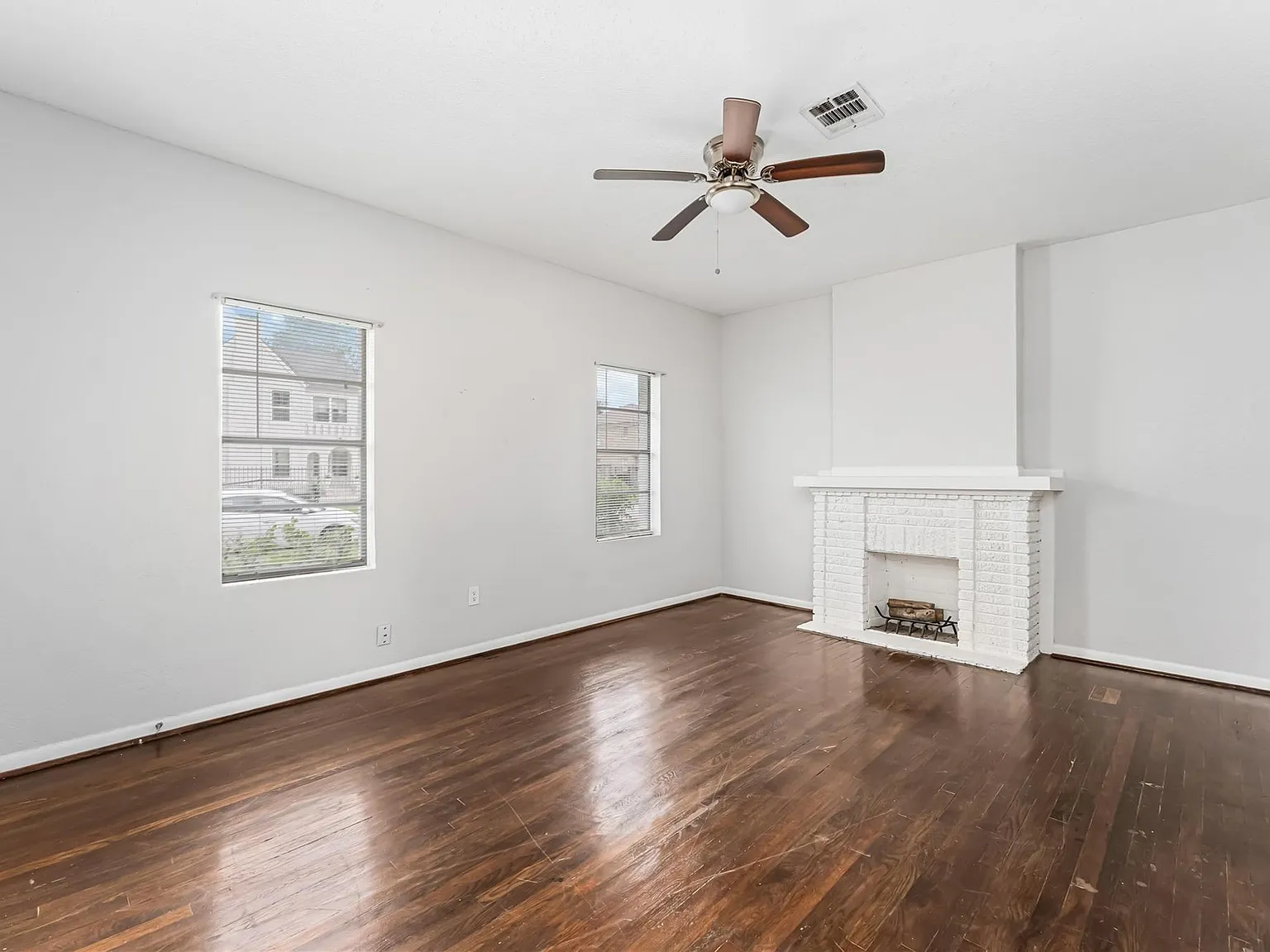 2 bed, 1.0 bath, 2216 sqft, $1,300 — Photo 4