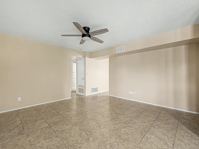 1324 W 12th St — Photo 14
