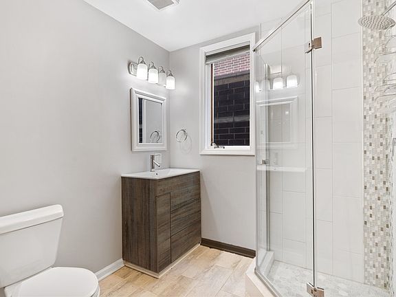 4th image of 1746 W Cornelia Ave #2