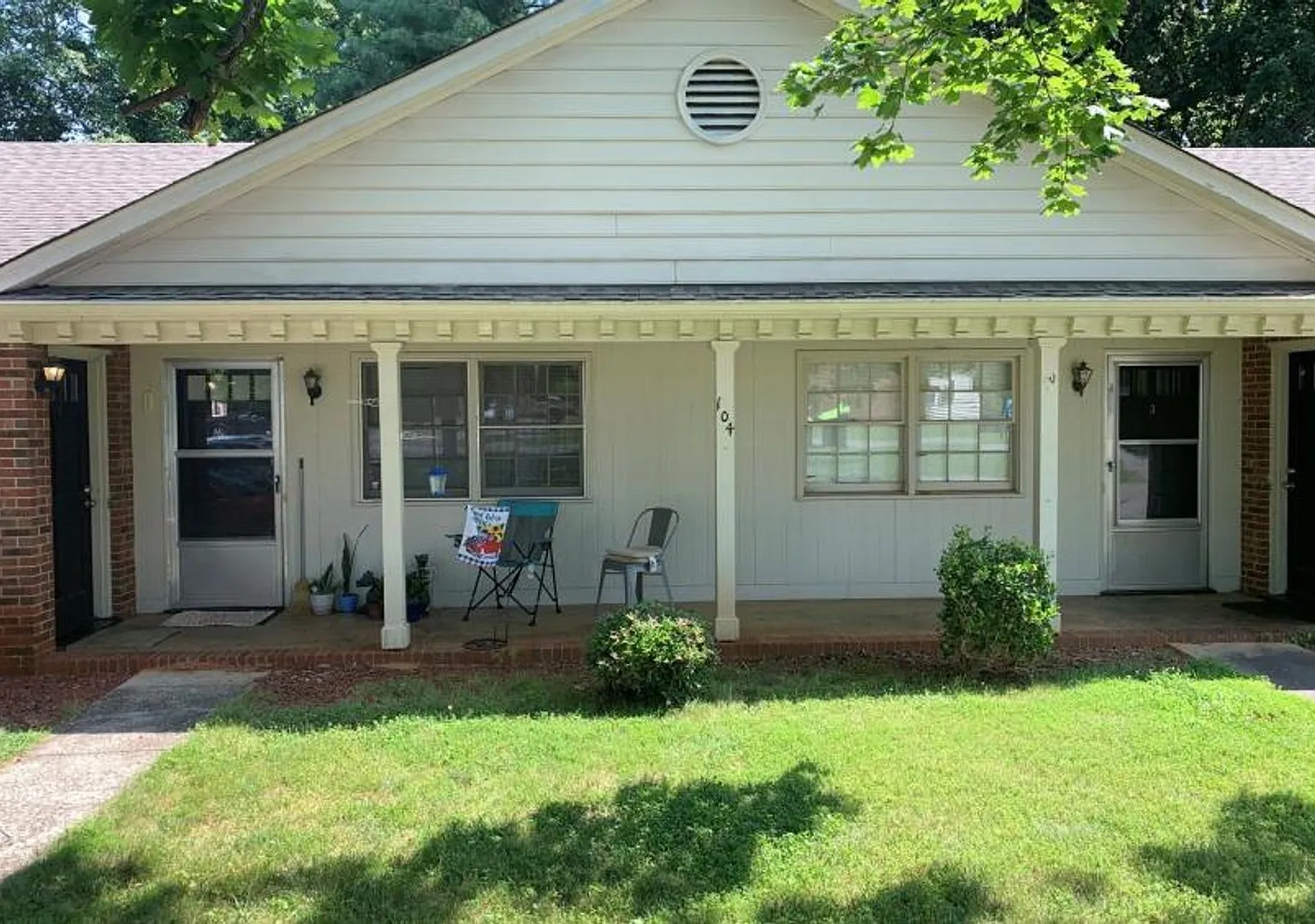 104 Holmes Cir — Photo 1
