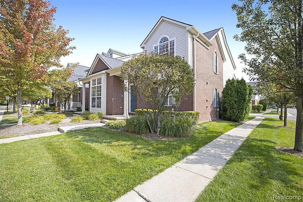 3 bed, 2.0 bath, 2170 sqft, $2,400 — Photo 2