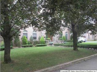 9 Poe Ct, Staten Island, NY