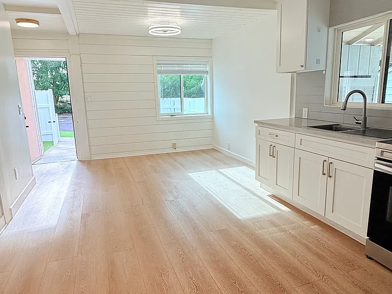 22157 Clarendon St #B — Photo 24