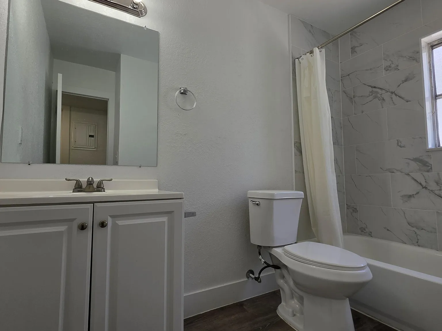 1 bed, 1.0 bath, 12909 sqft, $1,595 — Photo 3