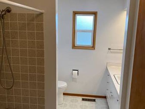 4th image of 305 138th St E
