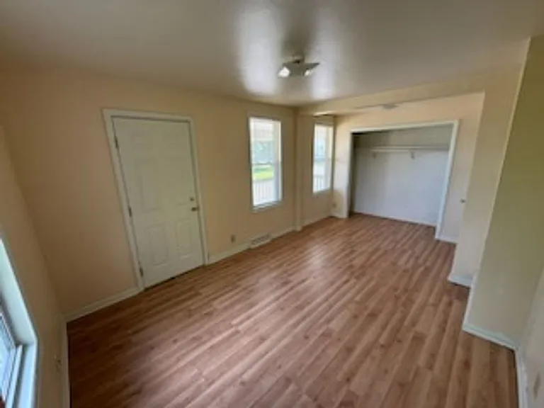 2818 W Saint Paul Ave — Photo 9