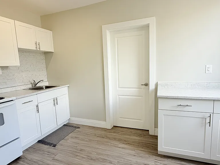 1495 Gladstone Ave #302 — Photo 7