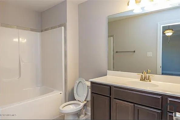 5 bed, 3849 sqft, $2,500 — Photo 2